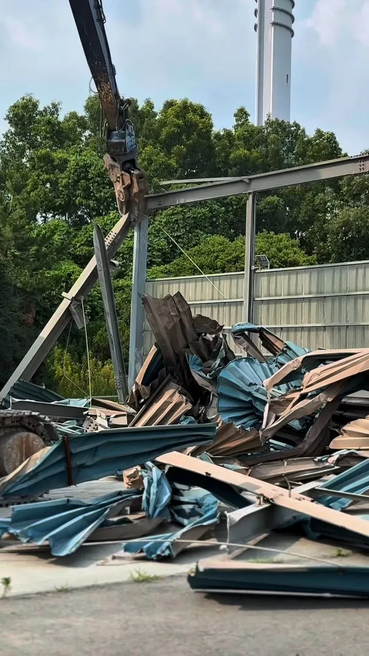 某産業廃棄場所での鉄骨カット施工です☘️