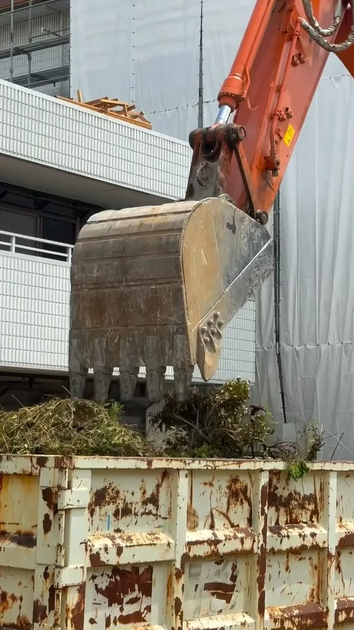 バケツ踏みつけ💥