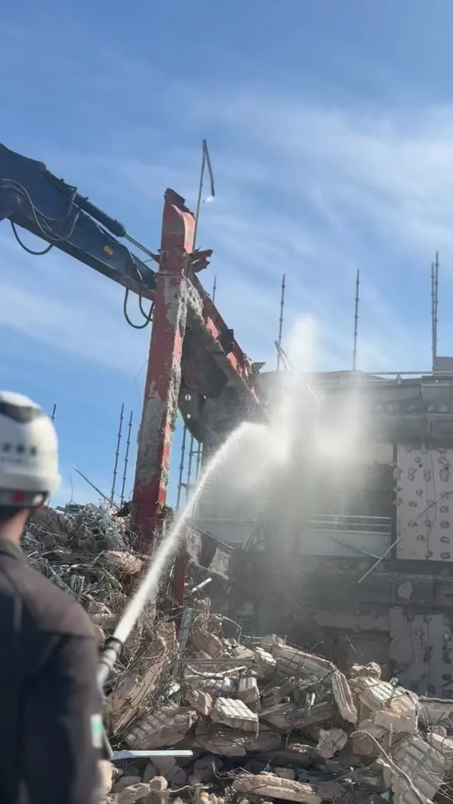 【鉄骨が外れる瞬間】